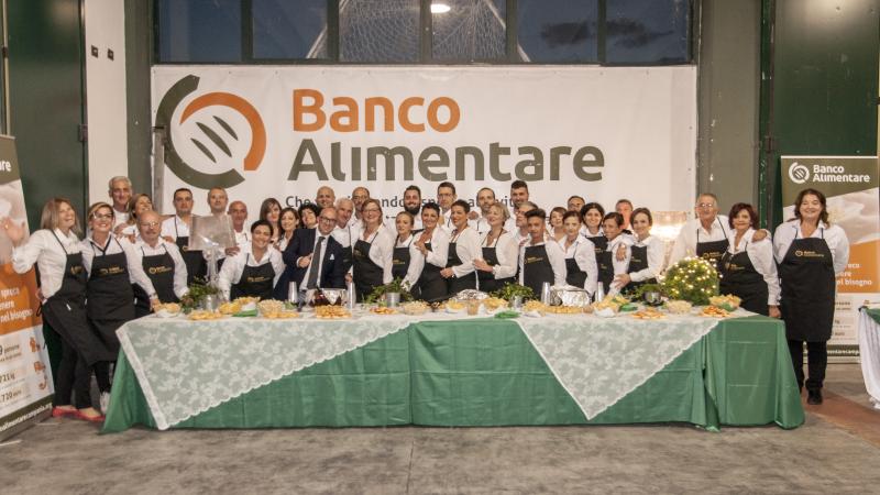 Persone del Banco Alimentare della Campania durante i festeggiamenti per i 30 anni di Banco Alimentare